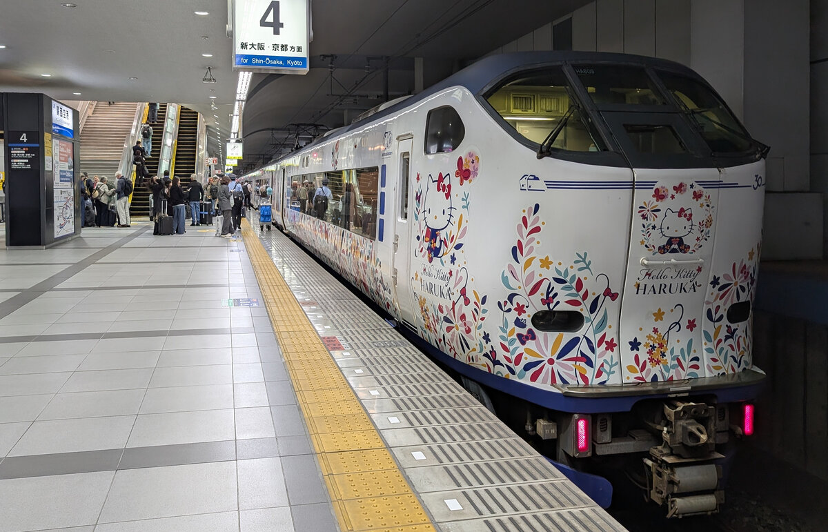 Elektrotriebzug HA609 der 281 Series, Hello Kitty Haruka, im Bahnhof Kansai Airport am 2. November 2026.