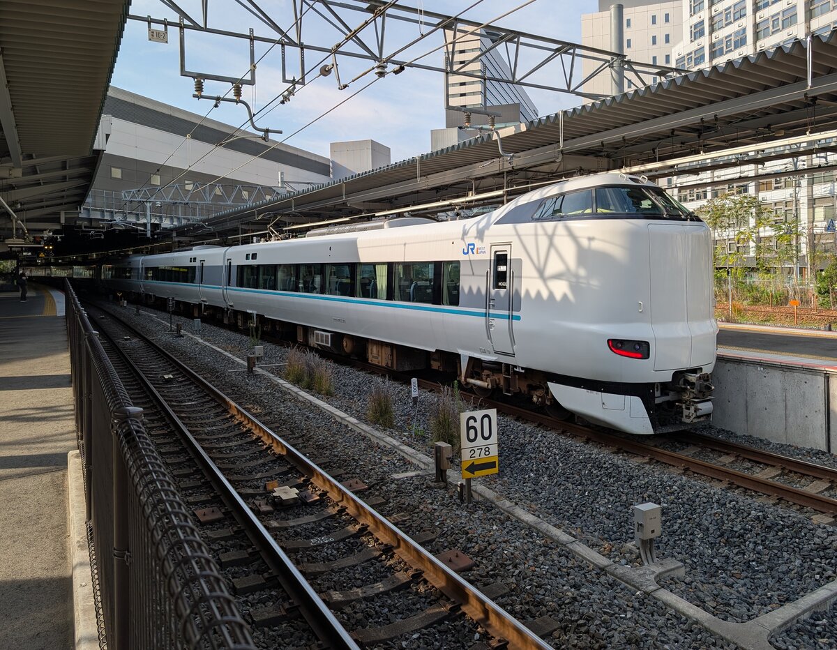 Elektrotriebzug HC633, 287 Serie, JR West, Bahnhof Shin-Osaka am 2. November 2025.