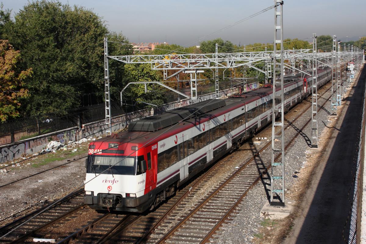 
Elektrotriewagen Zug 084M fährt am 30.10.2009 in den Bahnhof Madrid Principe Pio ein.