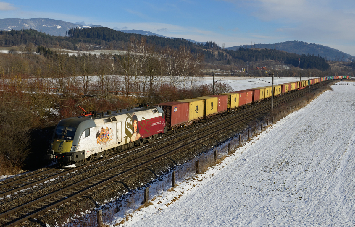 Elisabeth Amalie Eugenie, Kaiserin von Österreich, Königin von Ungarn und Böhmen, Königin der Lombardei und Venedig, von Dalmatien, Kroatien, Slavonien, Galizien, Lodomerien und Illyrien; Erzherzogin von Österreich; Großherzogin von Krakau; Herzogin in Bayern, Herzogin von Lothringen, Salzburg, Steyer, Kärnten, Krain, der Bukowina, Ober- und Niederschlesien; Großfürstin von Siebenbürgen; Markgräfin von Mähren, gefürstete Gräfin von Habsburg und Tirol,  kurz 470 501  Sisi  war am kalten Morgen des 20. Jänner 2018 mit dem Containerzug 41171 von Sopron-Rendező nach Tarvisio Boscodverde unterwegs und wurde von mir bei Fentsch-St.Lorenzen fotografiert. ;) 