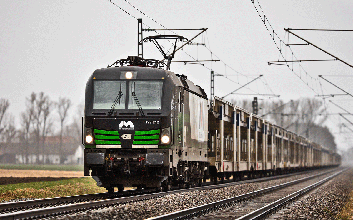 ELL 193 212 fährt mit einem Autoleerzug in Niedermünchsdorf gen Süden.Bild vom 18.3.2017