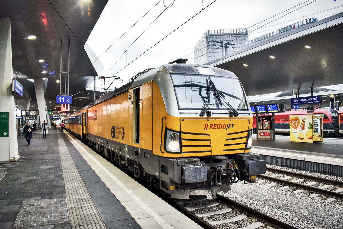 ELL 193 214-4 wartet in Wien Hbf, mit dem RGJ 1034 (Wien Hbf - Brno hl. n. - Praha hl. n.), auf die Abfahrt.
Aufgenommen am 23.11.2018.