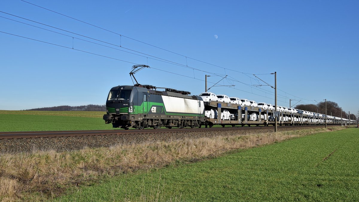 ELL 193 215, vermietet an LTE, mit Autotransportzug in Richtung Osnabrück (zwischen Melle und Bruchmühlen, 15.02.19).