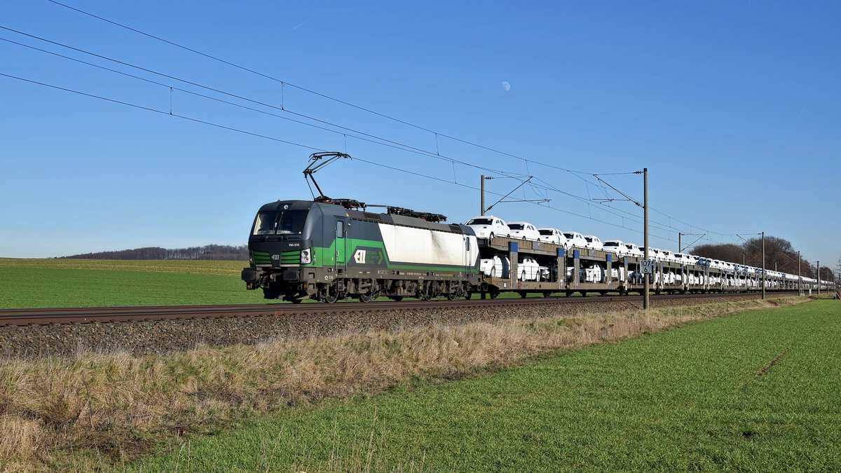 ELL 193 215, vermietet an LTE, mit Autotransportzug in Richtung Osnabrück (zwischen Melle und Bruchmühlen, 15.02.19).