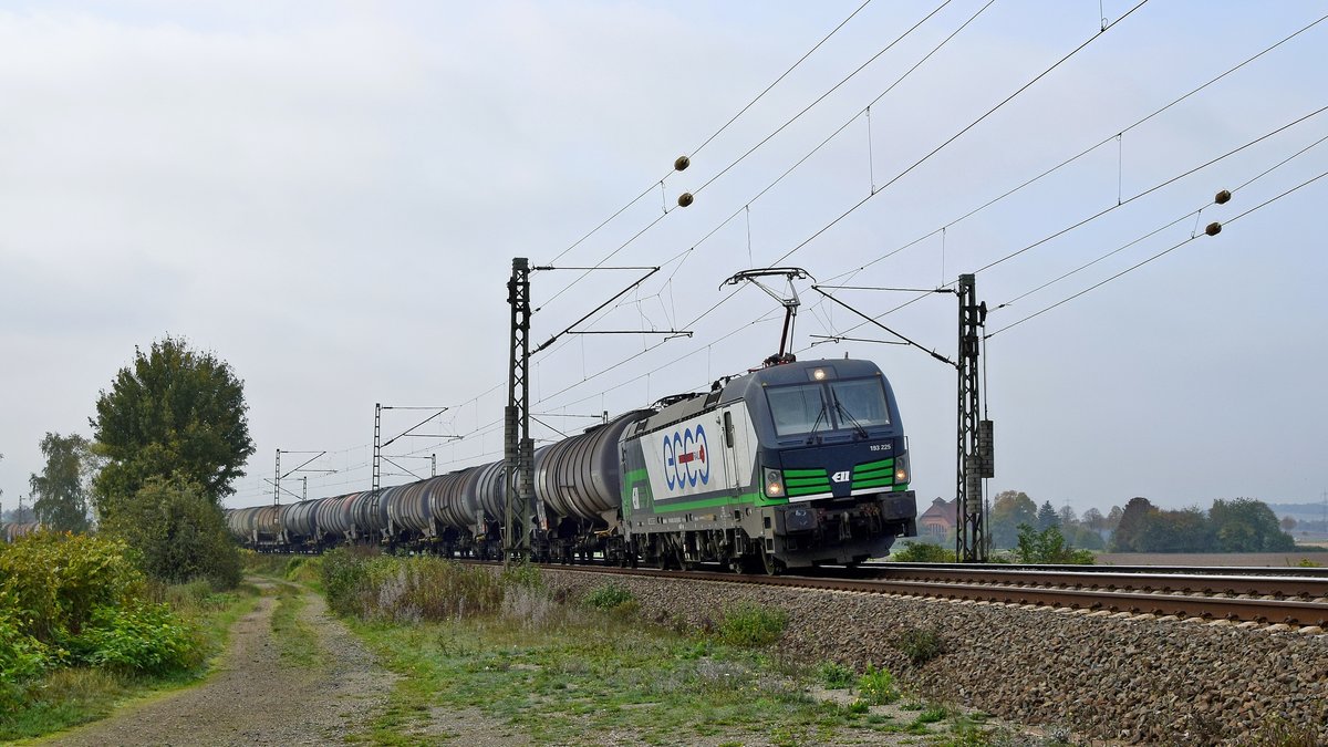 ELL 193 225, vermietet an ecco-rail, mit Kesselwagenzug in Richtung Hannover (Burgstemmen, 24.10.19).
