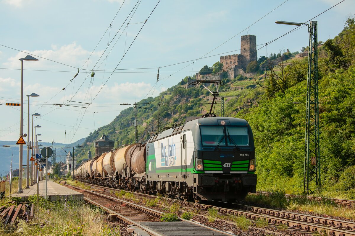 ELL 193 229 RurtalbahnCargo mit Kesselzug in Kaub, Juni 2021.
