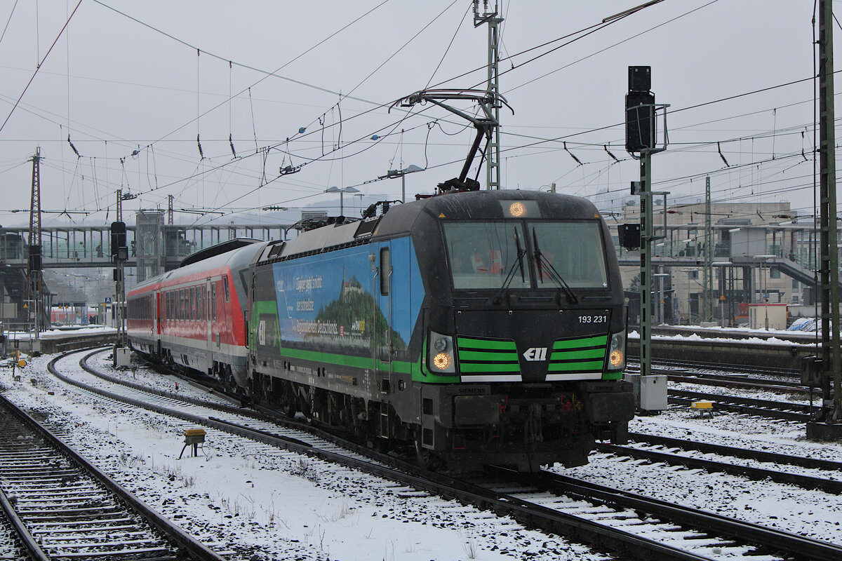 ELL 193 231-8 verlässt mit dem Eröffnungszug der Neubaustrecke Wendlingen - Ulm den Bahnhof Ulm zur Abstellung nach Erbach(Württ). Am Schluss des Zuges hängt 193 721-8. (09.12.2022)