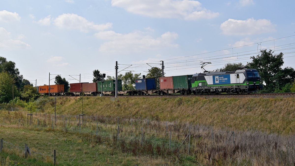 ELL 193 237, vermietet an WLC, mit Containerzug in Richtung Bremen (Wahnebergen, 16.08.18).