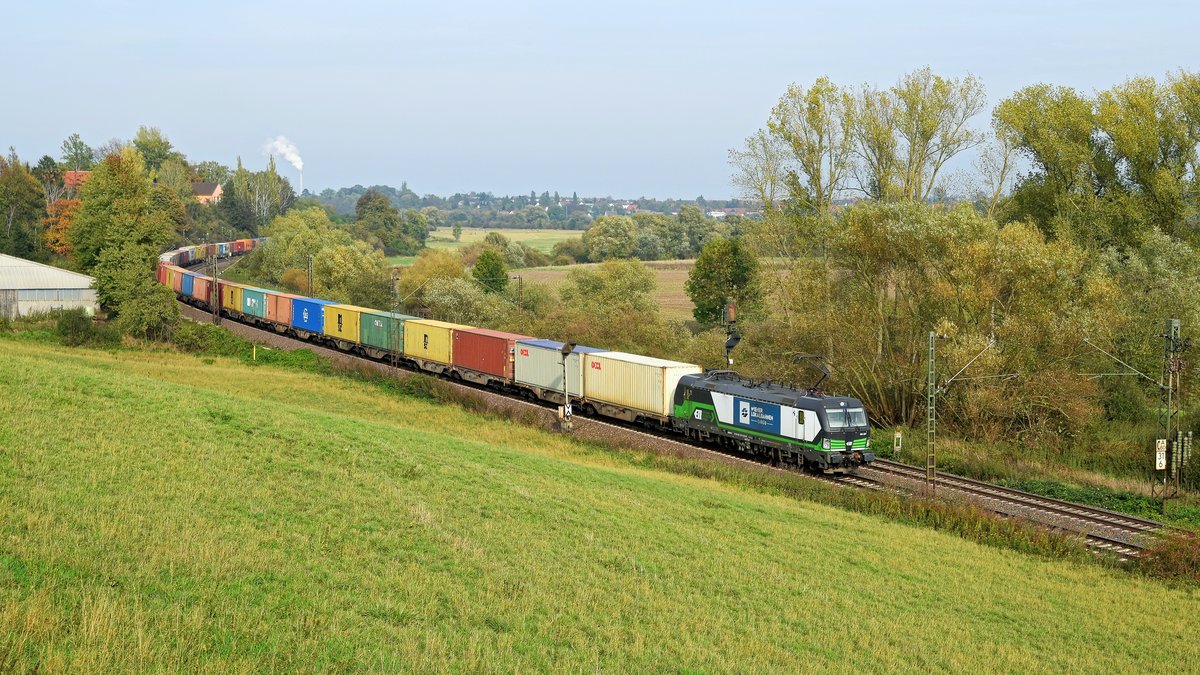 ELL 193 237, vermietet an WLC, mit Containerzug in Richtung Göttingen (Elze, 24.10.19).
