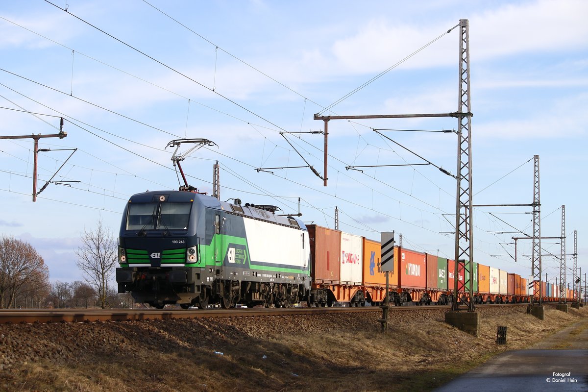 ELL 193 243 mit Containerzug in Dedensen G�mmer, Februar 2017.
