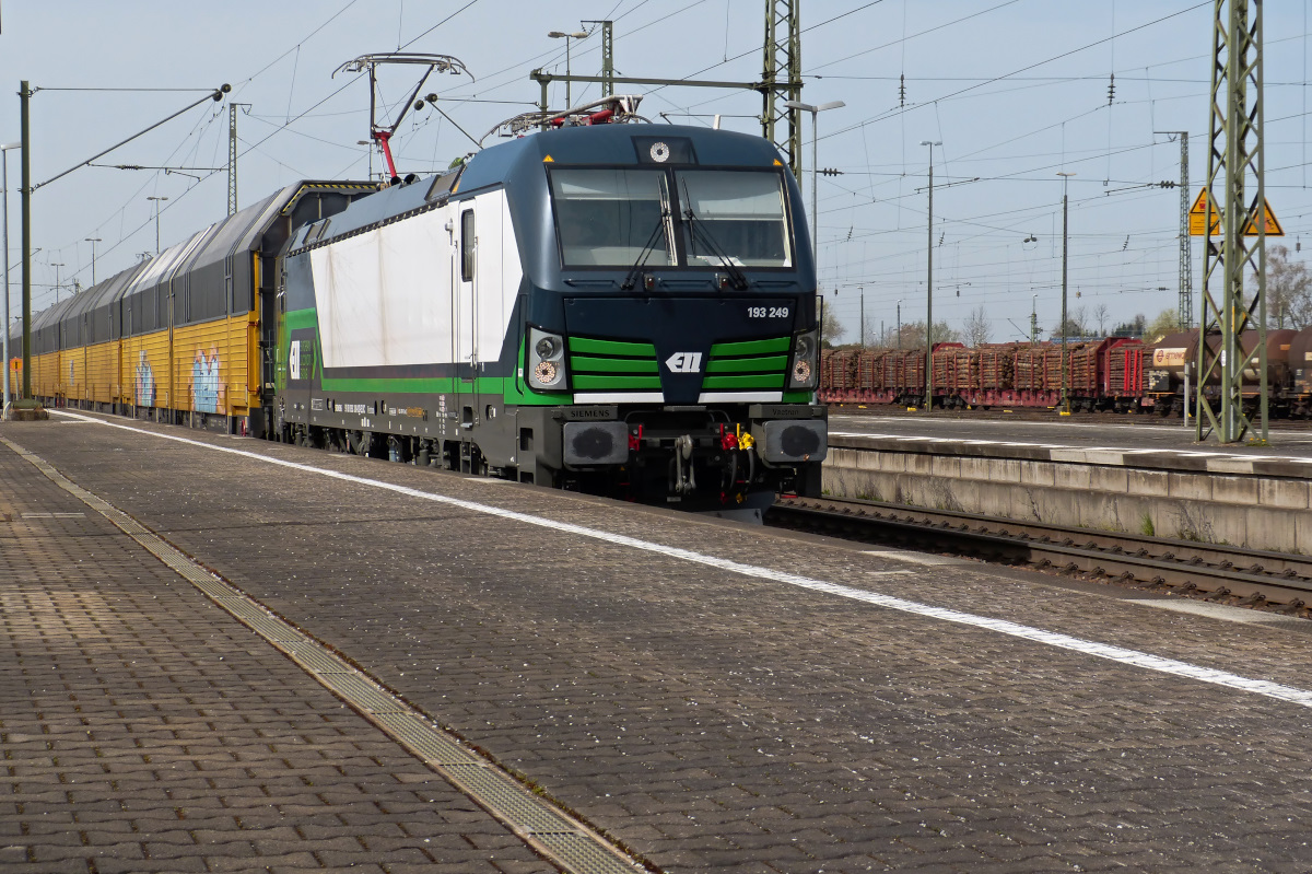 ELL 193 249 (INdienststellung März 2016) mit  Altmann-Zug  Plattling 03.04.2016