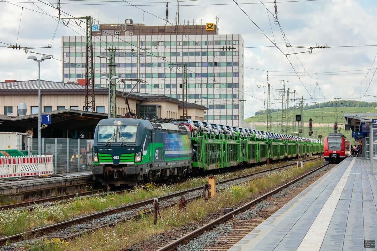 ELL 193 249 RTB Cargo mit Autotransportzug in W�rzburg Hbf, August 2021.