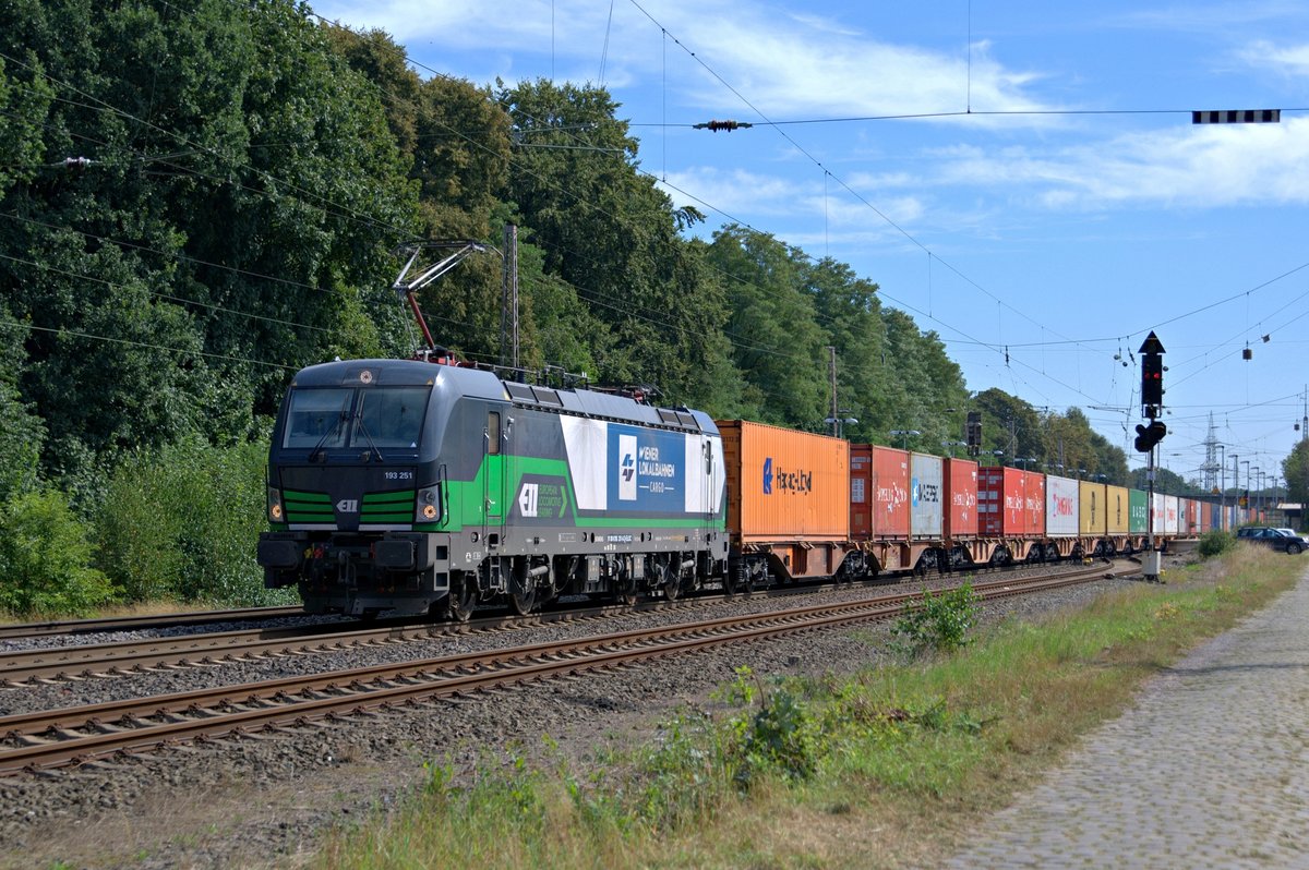 ELL 193 251, an WLC vermietet, mit KLV-Zug in Richtung Bremen durch Langwedel am 26.08.16
