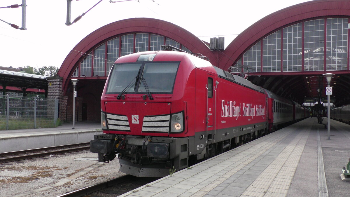 ELL 193 255-7 ist am 13.08.2021 für Snälltåget im Einsatz. Hier zu sehen kurz der vor der Abfahrt mit einem Nachtzug in Malmö Central.