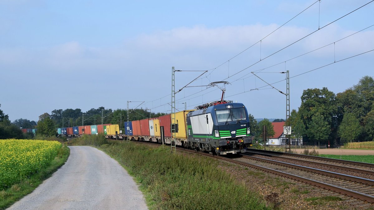 ELL 193 263 zieht einen Containerzug am 27.09.17 bei Vehrte in Richtung Osnabrück.