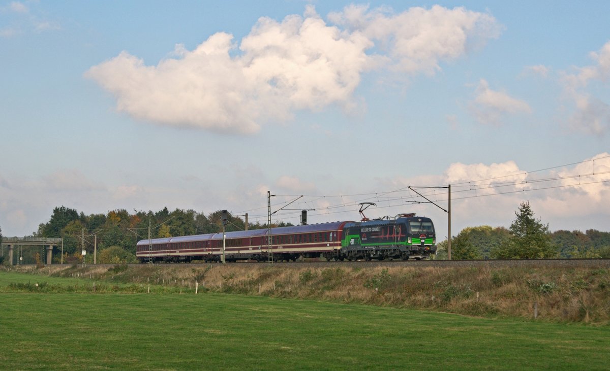 ELL 193 274, an TX Logistik vermietet, mit Euro-Express-Sonderzug in Richtung Osnabrück durch Hüde am 23.10.16. 