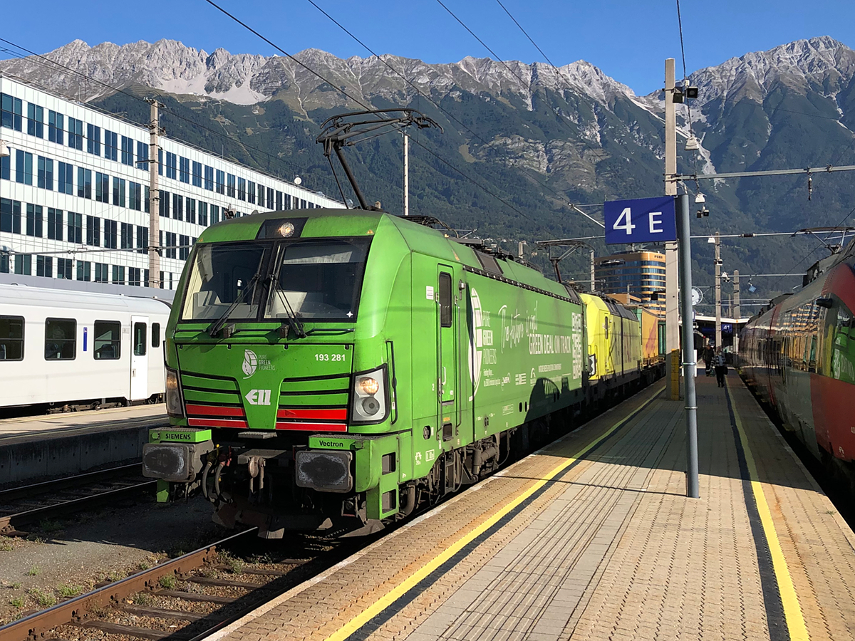 ELL 193 281  Green Deal on Track  & TXLogistik 193 559  Naturail  mit einem KLV Zug bei der Durchfahrt durch Innsbruck Hbf Richtung Italien. Aufgenommen am 25.09.2021