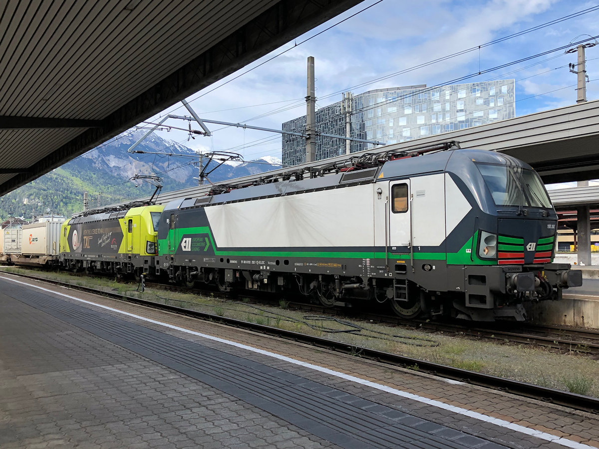 ELL 193 282 & TXLogistik 193 556 bei der Durchfahrt durch den Innsbrucker Hauptbahnhof am 18.05.2019. Der Güterzug fuhr vermutlich nach Verona Quadrante Europa.