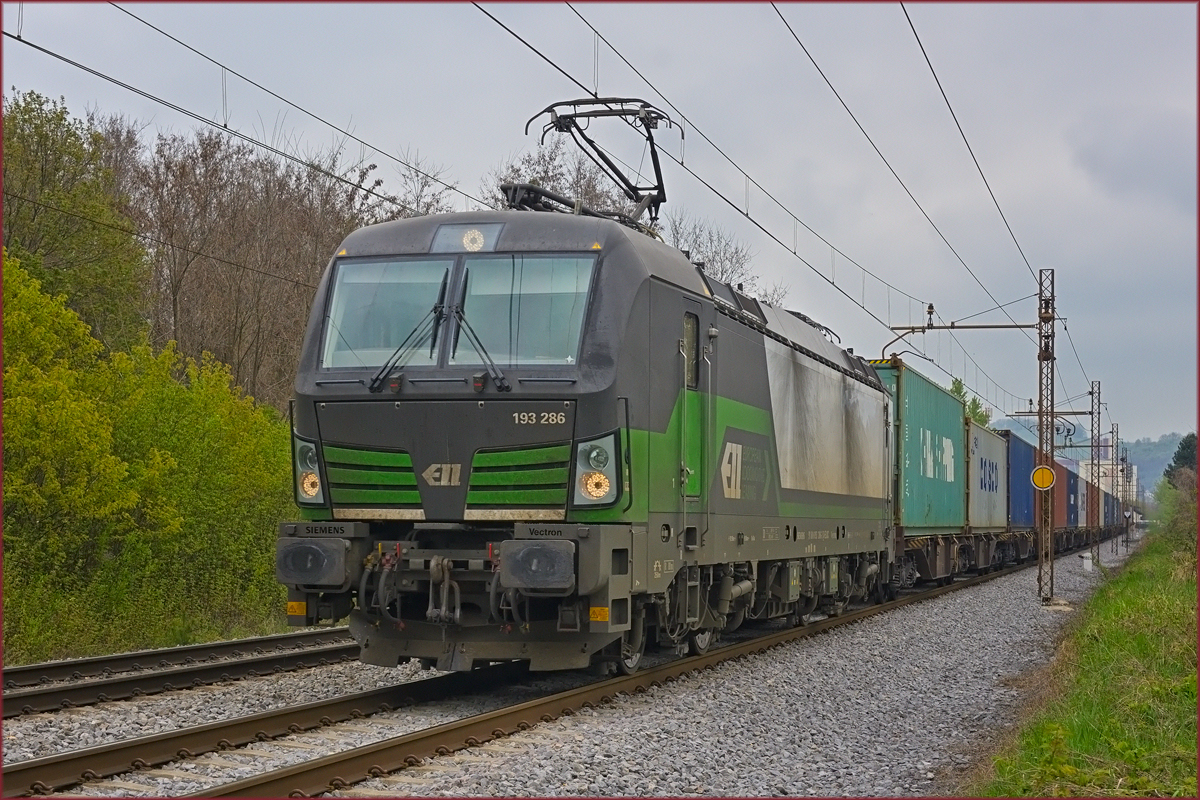 ELL 193 286 zieht Containerzug durch Maribor-Tabor Richtung Koper Hafen. /28.4.2021