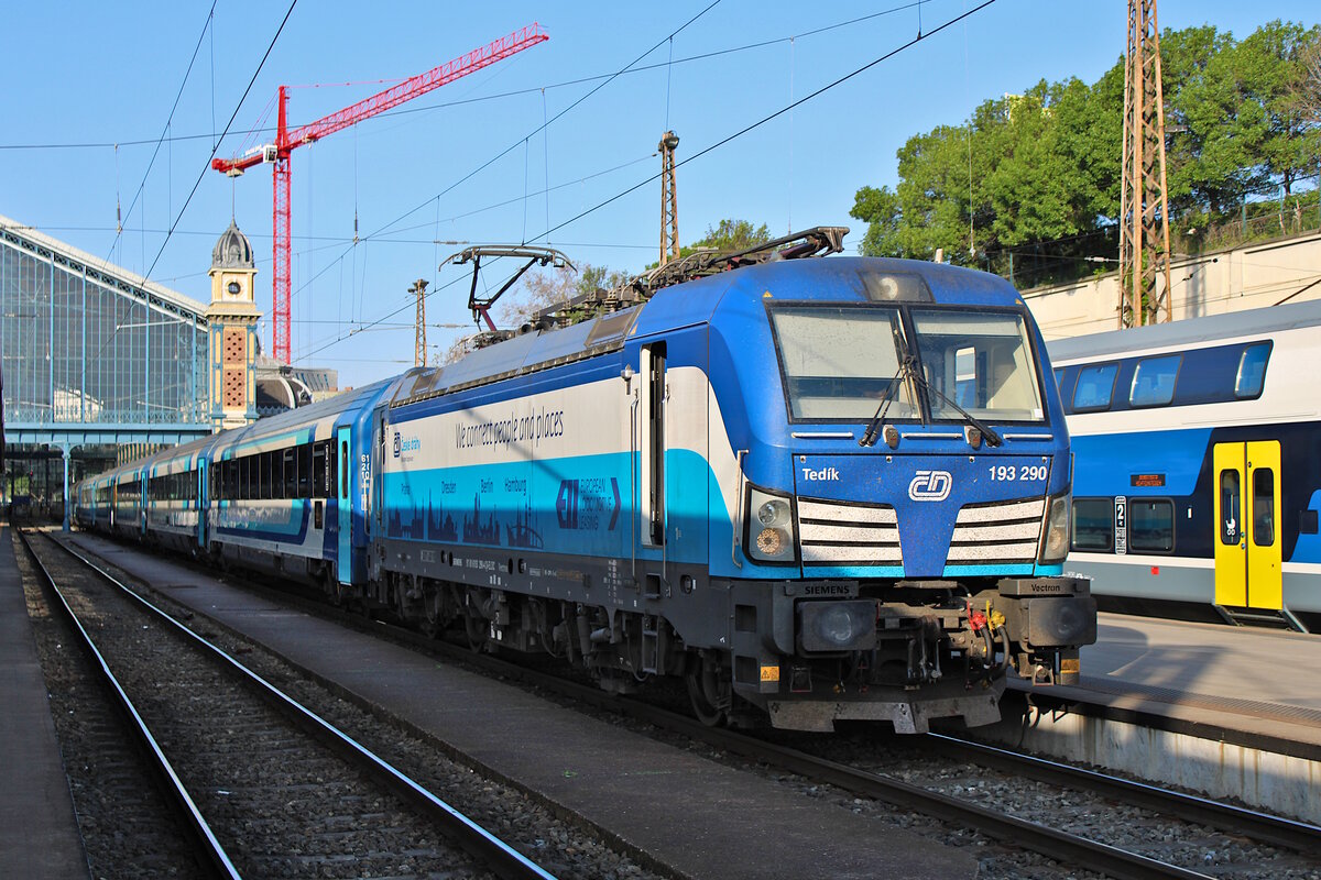 ELL 193 290 ist für die CD im Einsatz am EC 172  Hungaria  von Budapest-Nyugati nach Hamburg-Altona, hier kru vor der Abfahrt in Budapest. (10.05.2023)