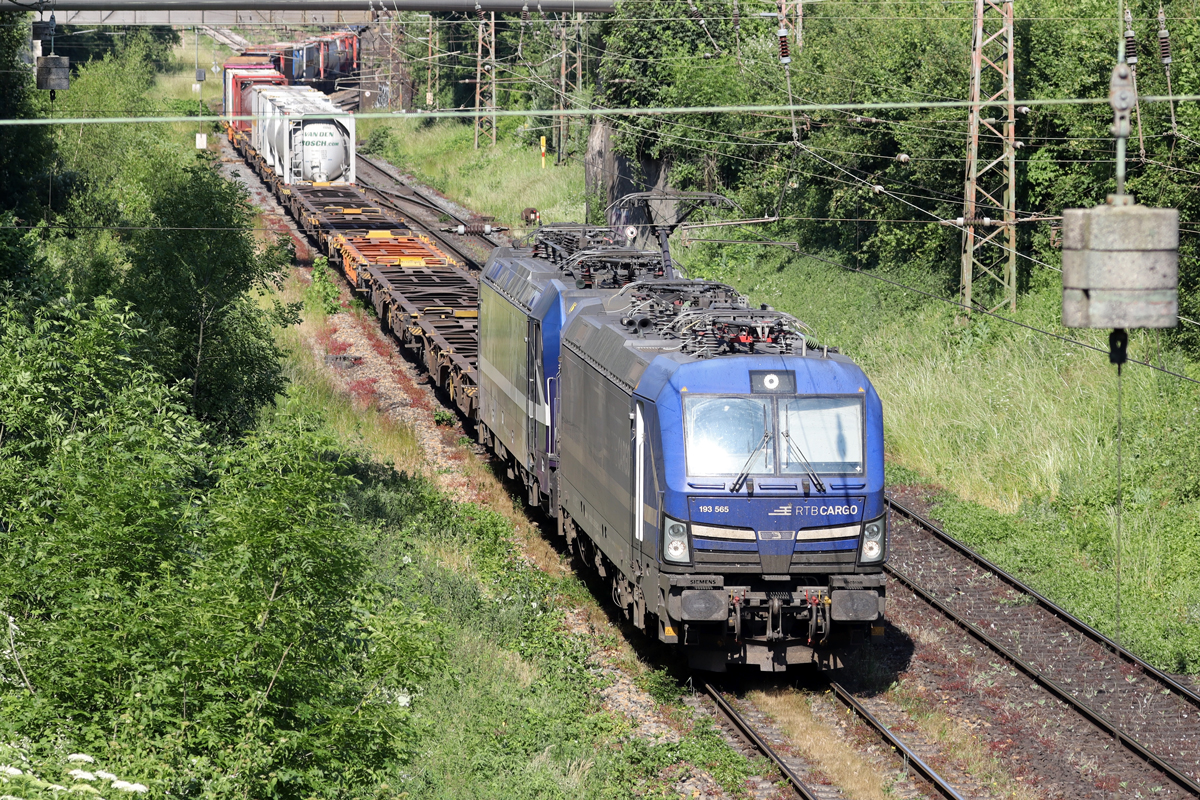 ELL 193 565 in Diensten von RTB Cargo mit 186 423-0 auf der Hamm-Osterfelder Strecke in Recklinghausen-Ost 10.6.2023