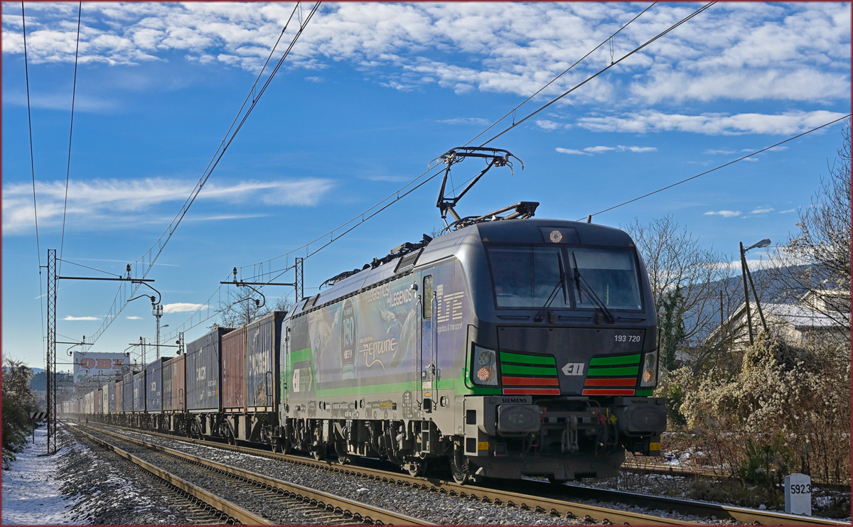 ELL 193 720 zieht Containerzug durch Maribor-Tabor Richtung Norden. /1.12.2021