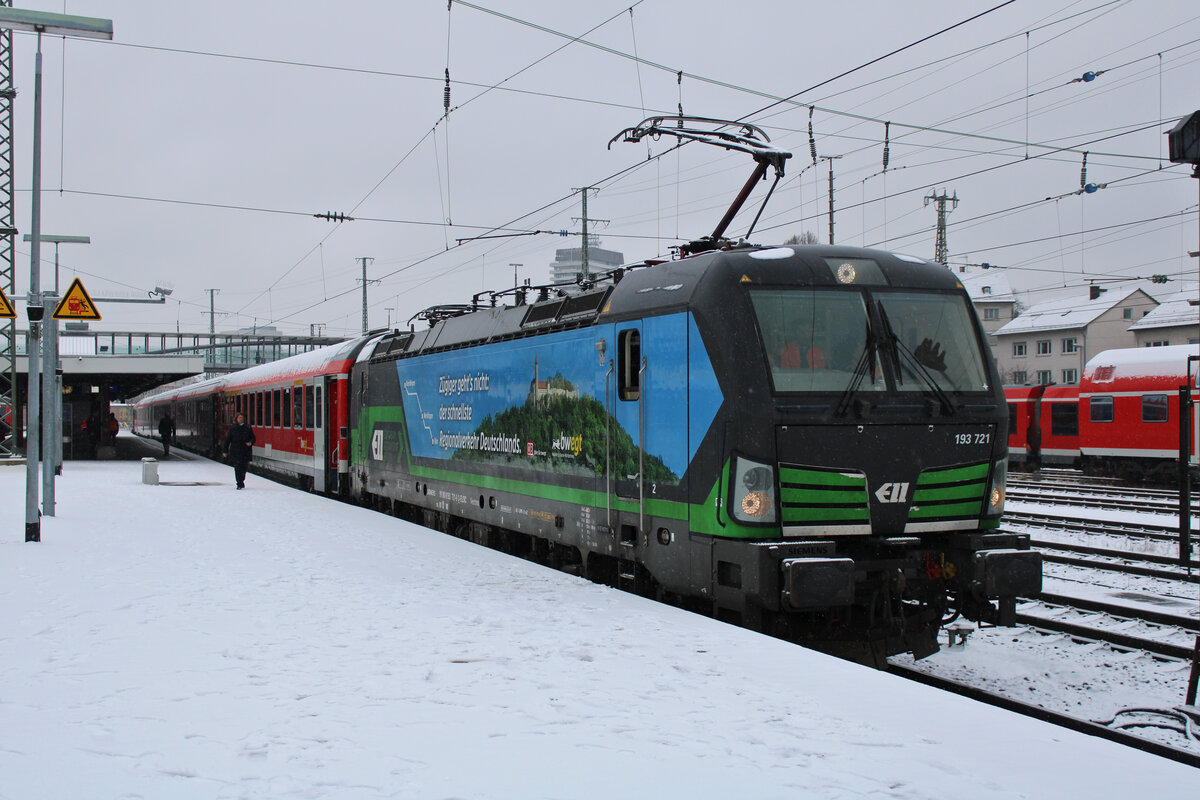 ELL 193 721-8 zieht den Leerzug zur Eröffnung der Neubaustrecke Wendlingen - Ulm von Ulm Hbf nach Wendlingen und steht zusammen mit ELL 193 231 am Schluss in Ulm Hbf bereit. (09.12.2022)