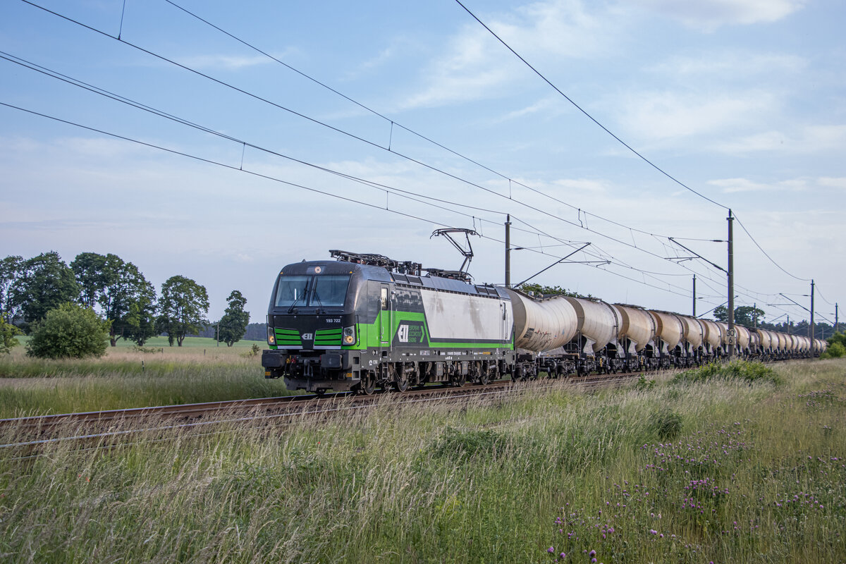 ELL 193 722 fuhr am 05.06.2022 für, ich vermute mal SETG den Schwedter Knickkesselzug. Aufgenommen bei Biesenthal.