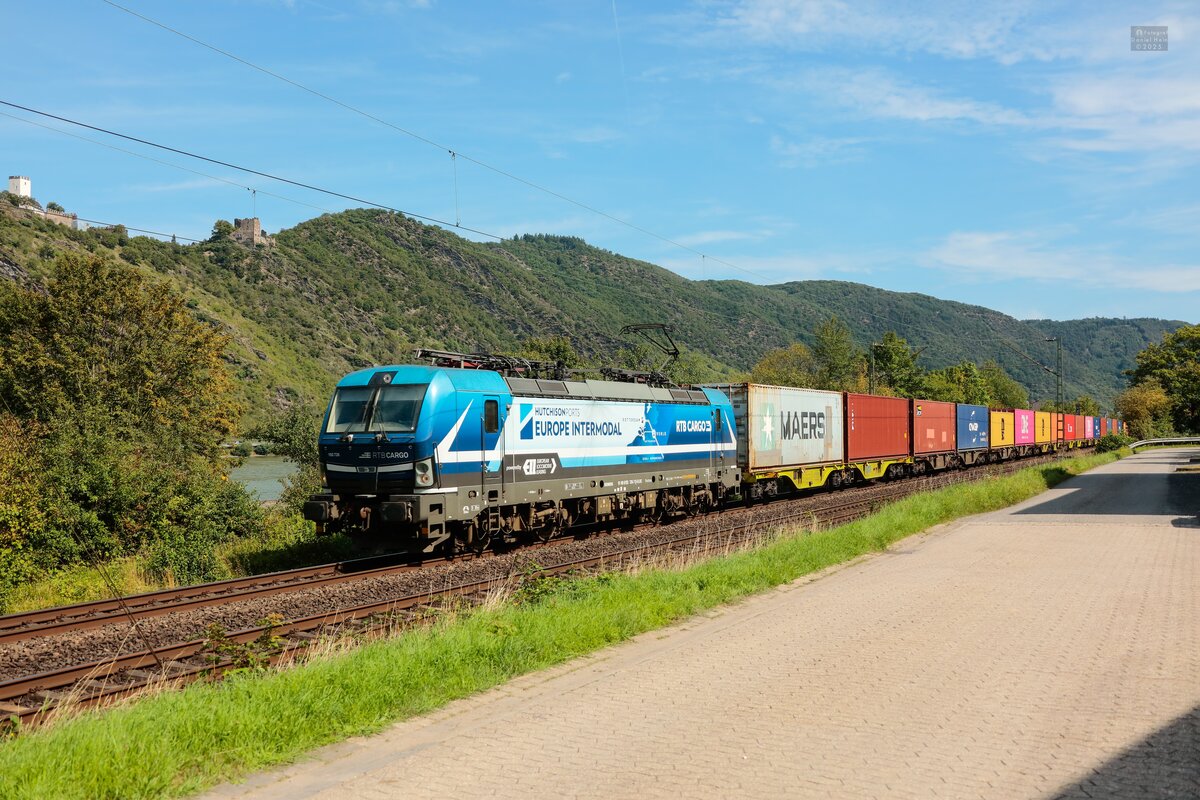 ELL 193 726 RTB Cargo  Europe Intermodal  mit Containerzug in Bad Salzug, August 2025.