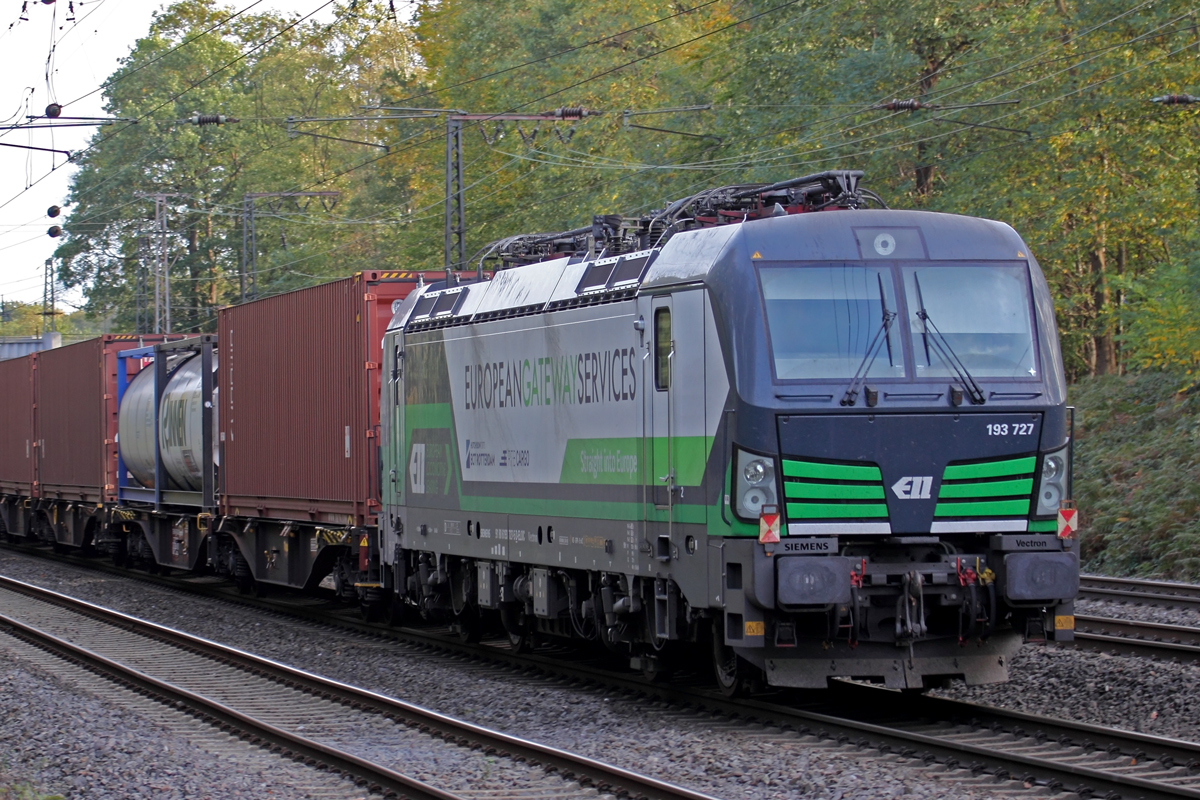 ELL 193 727 im Einsatz für RTB Cargo kalt mitgeführt hinter einem Containerzug am Abzweig Duisburg Lohtarstraße 26.10.2019