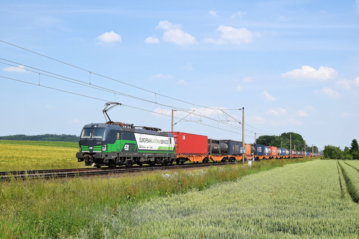 ELL 193 727  EUROPEAN GATEWAY SERVICES , vermietet an RTB Cargo, mit Containerzug in Richtung Osnabrück (bei Melle, 16.6.2021).