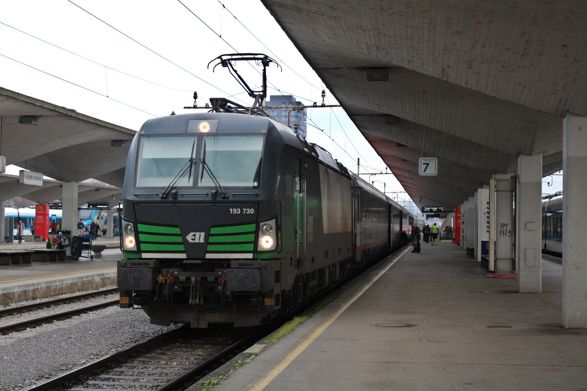 ELL 193 730 steht nach der Ankunft mit dem EC151 in Ljubljana. In Kürze wird ein Lokwechsel stattfinden und der Zug fährt weiter als EC134 nach Trieste Centrale. (29.12.2022)