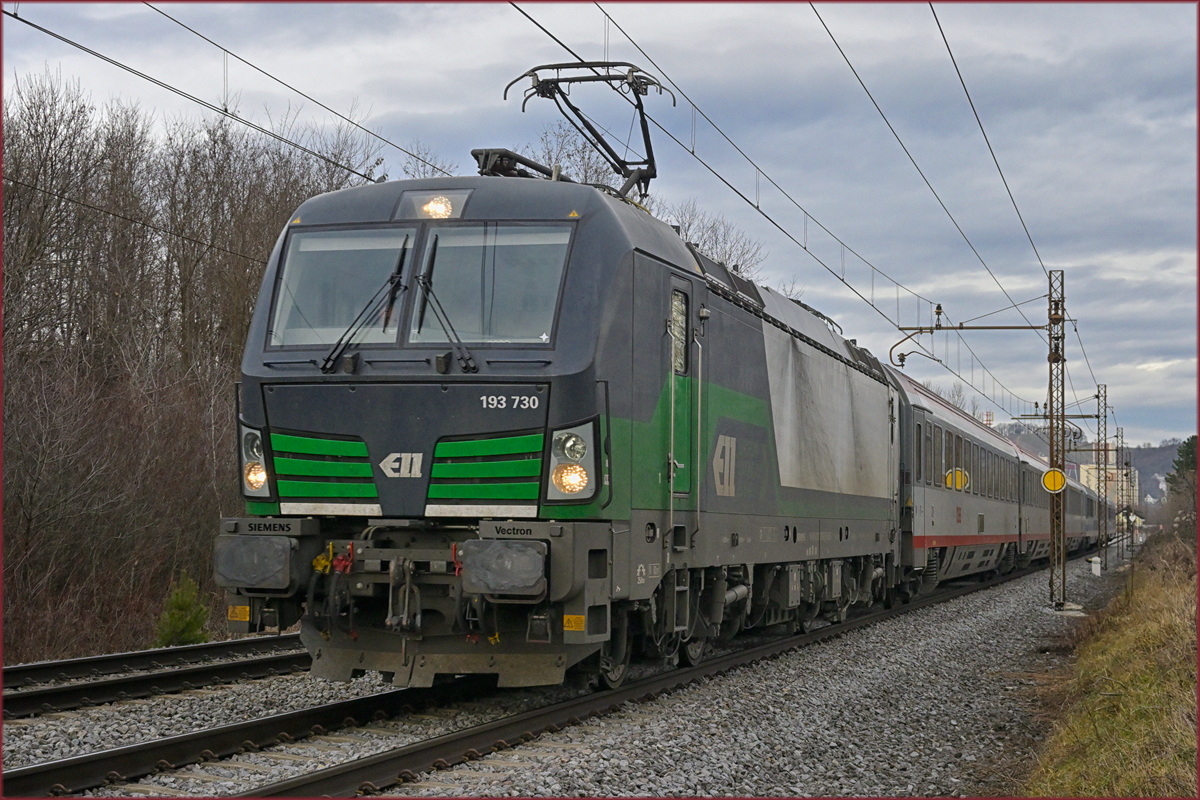 ELL 193 730 zieht EC151 durch Maribor-Tabor Richtung Ljubljana. /4.1.2022