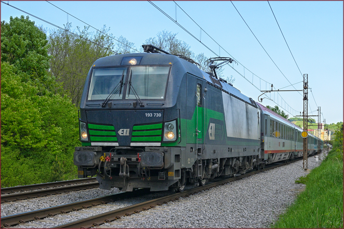 ELL 193 730 zieht EC151 durch Maribor-Tabor Richtung Ljubljana. /4.5.2022