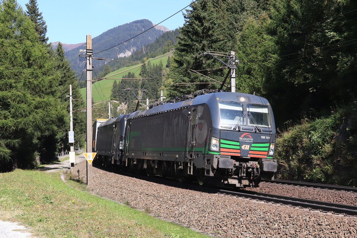 ELL 193 731 und eine MRCE 193 ziehen einen schweren KLV Zug nach Italien hoch auf den Brennerpass. Aufgenommen bei Gries am Brenner am 25.09.2021