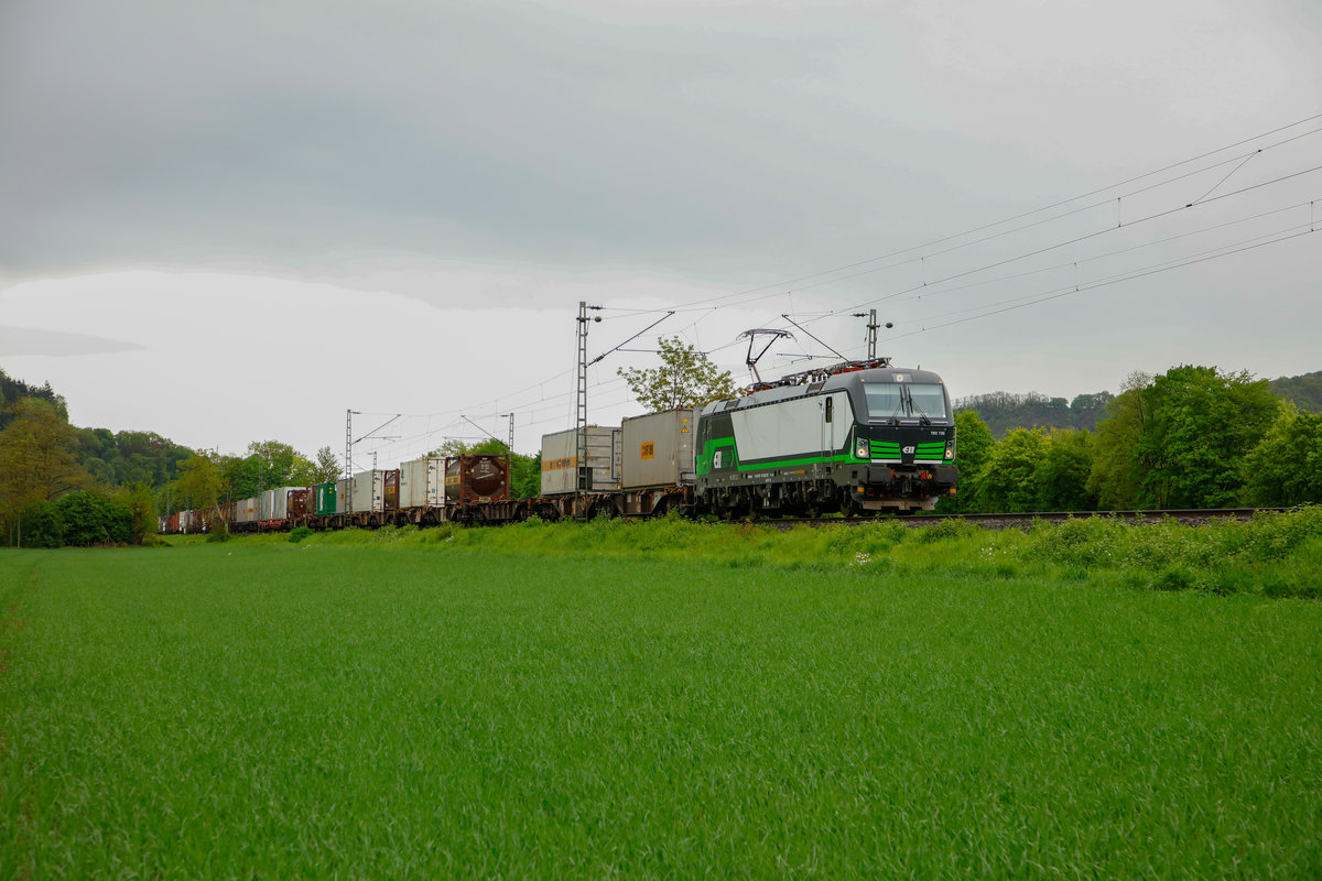 ELL 193 735 mit Containerzug in Namedy, April 2019.
