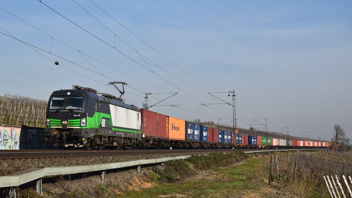 ELL 193 735 zieht einen Containerzug den rechten Rhein entlang kurz vor Hattenheim in Fahrtrichtung Koblenz. Aufgenommen am 17.02.2019 14:32