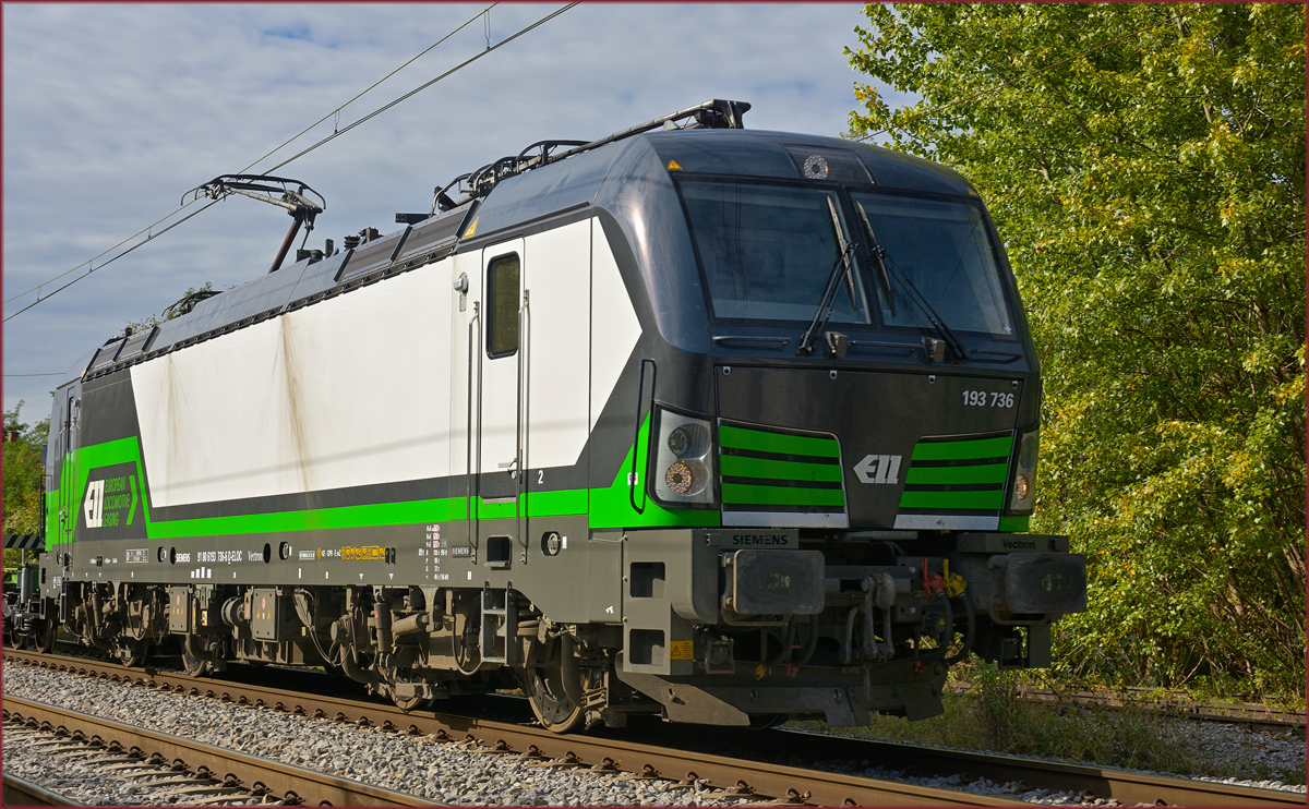 ELL 193 736 zieht Containerzug durch Maribor-Tabor Richtung Norden. /24.9.2020