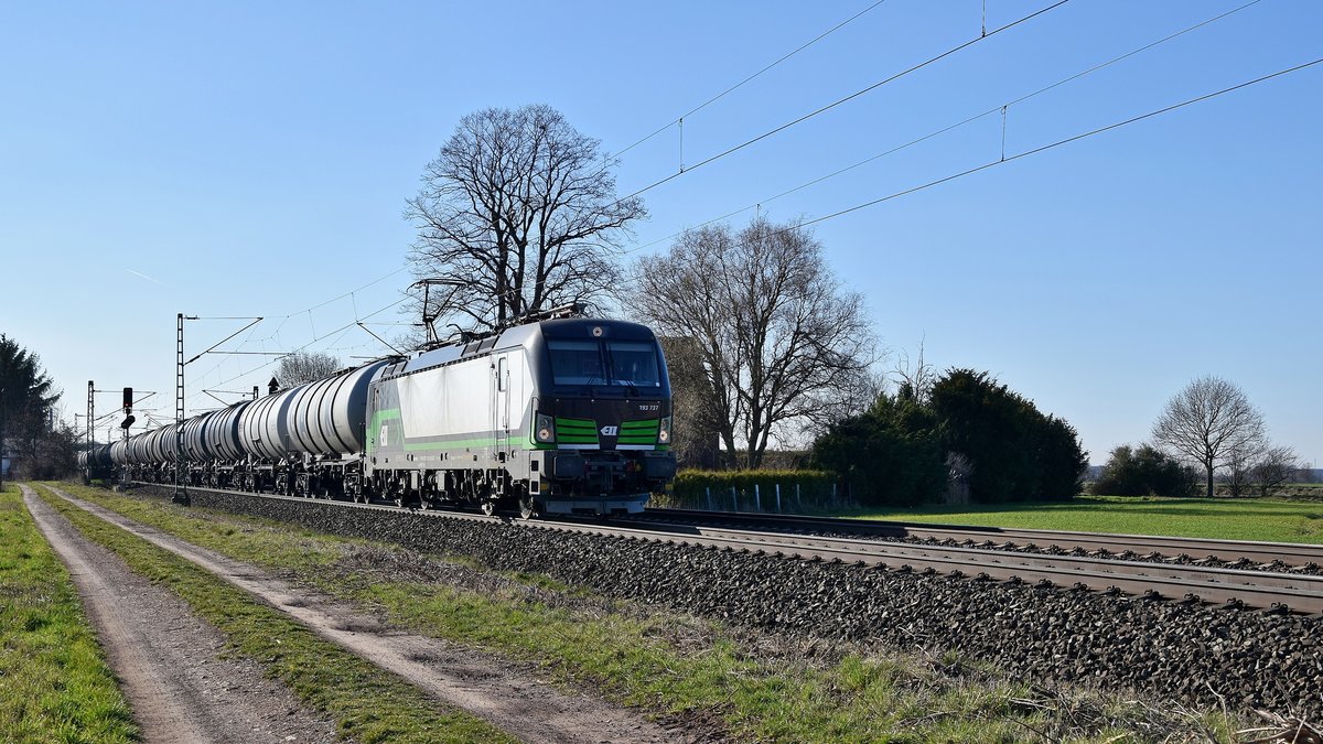 ELL 193 737, vermietet an LTE, mit GATX-Kesselwagenzug in Richtung Hannover (bei Stadthagen, 27.02.19).