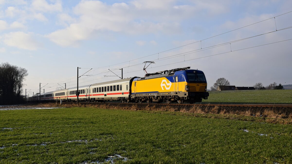 ELL 193 737, vermietet an NS, mit IC 147 Amsterdam Centraal - Berlin Ostbf (bei Melle, 19.01.2024). Seit dem letzten Fahrplanwechsel im Dezember 2023 werden  die IC auf der Strecke Amsterdam - Berlin durchgehend von Loks der Baureihe 193 befördert. Der Wechsel in Bad Bentheim von der NS-Baureihe 1700 auf die DB-Baureihe 101, in Gegenrichtung in umgekehrter Reihenfolge, entfällt.
