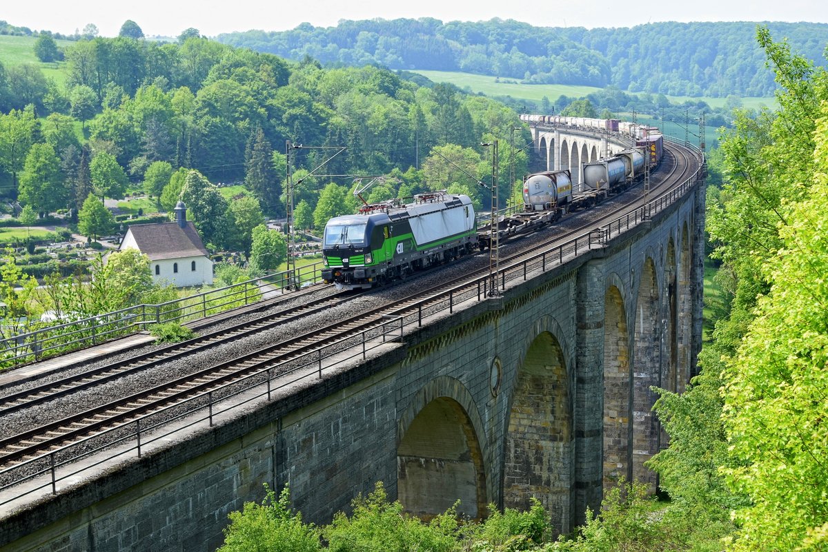 ELL 193 747, vermietet an WLC, mit Containerzug auf dem Großen Viadukt Altenbeken (Bekeviadukt) in Richtung Osten (Altenbeken, 23.05.19).