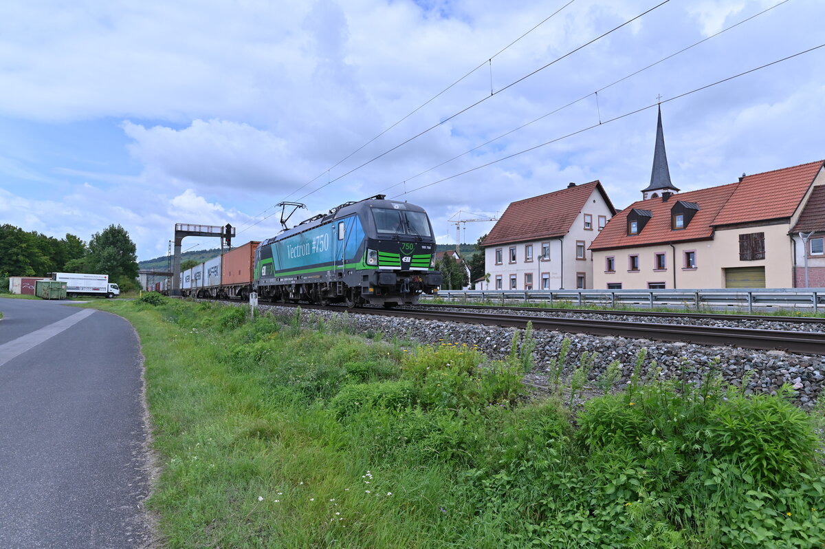 ELL 193 756 bei der Durchfahrt in Thüngersheim gen Würzburg. 31.8.2021