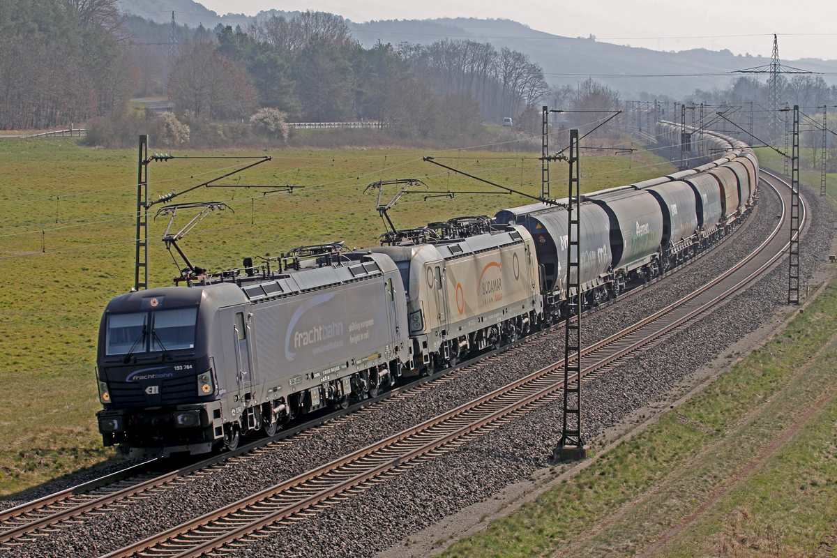 ELL 193 764 unterwegs für Frachtbahn mit Budamar 383 212 bei Harrbach 25.3.2022