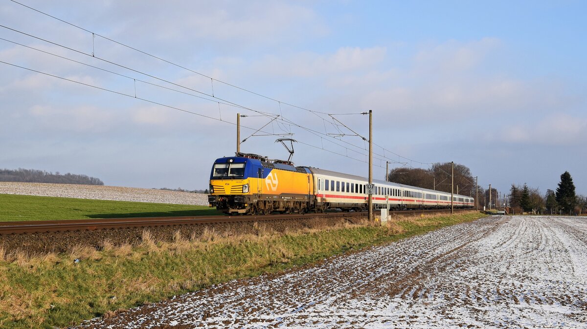 ELL 193 935, vermietet an NS, mit IC 145 Berlin Ostbf - Amsterdam Centraal (bei Melle, 19.01.2024). Seit dem letzten Fahrplanwechsel im Dezember 2023 werden  die IC auf der Strecke Amsterdam - Berlin durchgehend von Loks der Baureihe 193 befördert. Der Wechsel in Bad Bentheim von der NS-Baureihe 1700 auf die DB-Baureihe 101, in Gegenrichtung in umgekehrter Reihenfolge, entfällt.