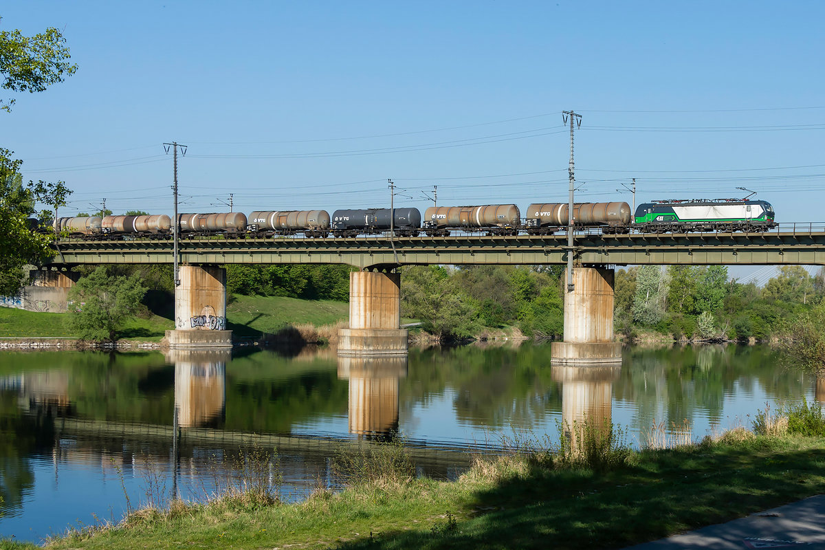 ELL 193 überquert mit einem Kesselganzzug die neue Donau in Wien. Die Aufnahme entstand am 18.04.2019.