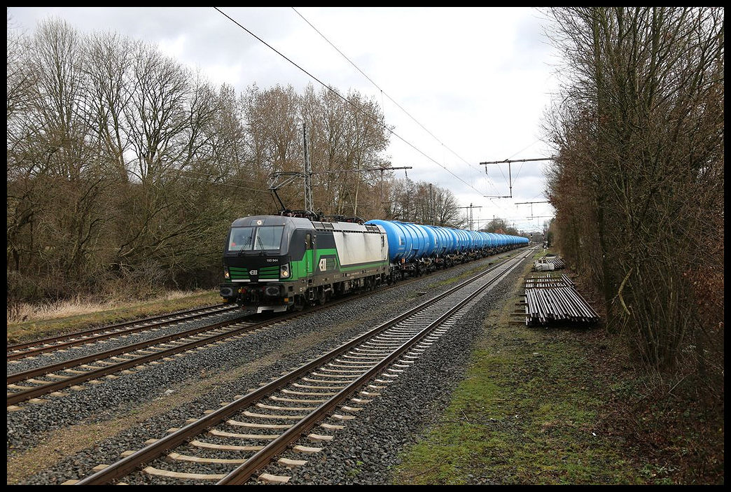 ELL 193944 hat mit ihrem Tankwagenzug gerade das östliche Stellwerk in Westerkappeln-Velpe passiert. Der Zug ist als DGS 45498 am 25.2.2024 um 11.47 Uhr nach Bad Bentheim unterwegs.
