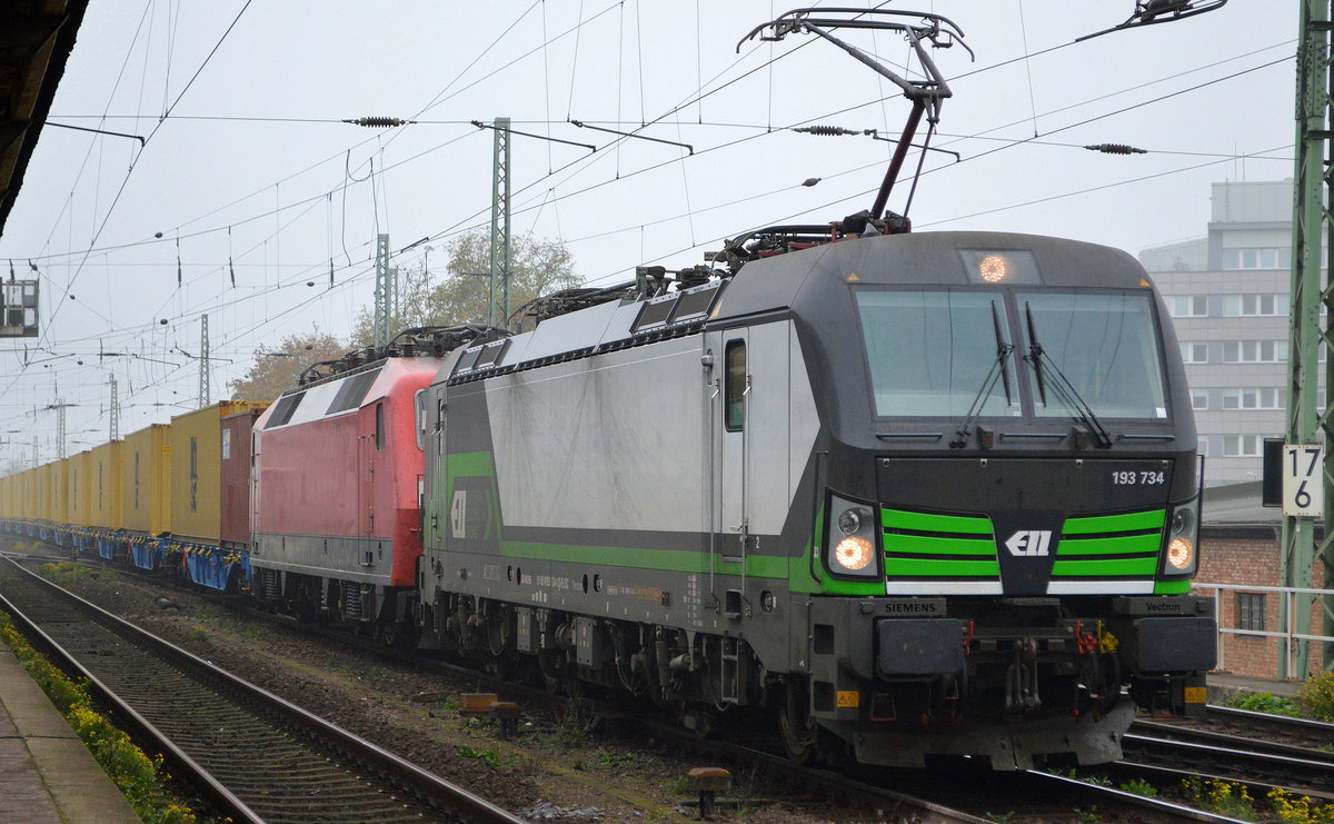 ELL - European Locomotive Leasing, Wien [A] mit  193 734  [NVR-Nummer: 91 80 6193 734-1 D-ELOC], aktueller Mieter LTE? mit 120 201-9 (91 80 6120 201-9 D-BLC) und Containerzug am Haken am 24.10.19 Magdeburg Neustadt.