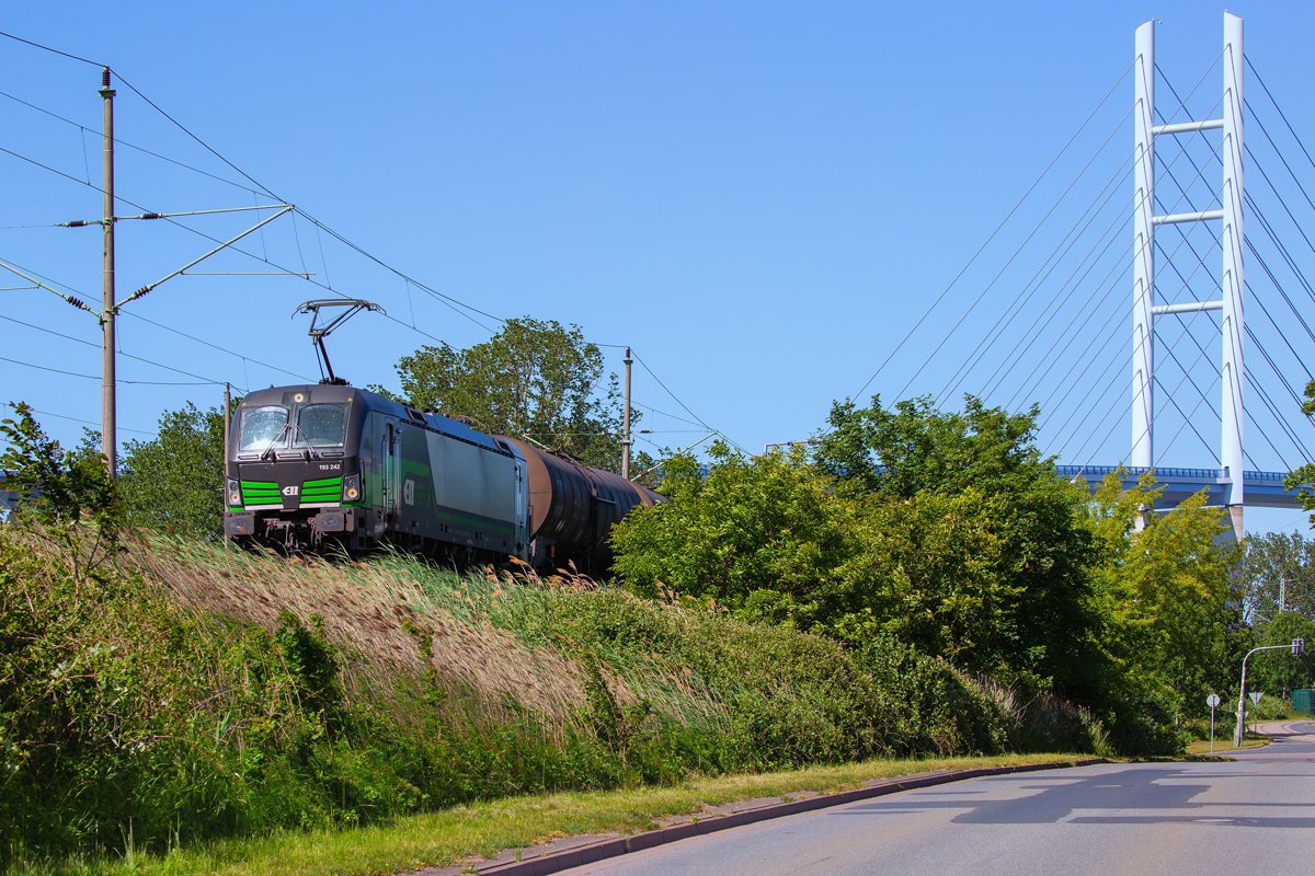 
ELL Lok 193 242 mit Kesselwagen ausfahrend auf dem Bahnhof Stralsund Rügendamm in Richtung Stralsund Hbf. - 14.06.2020