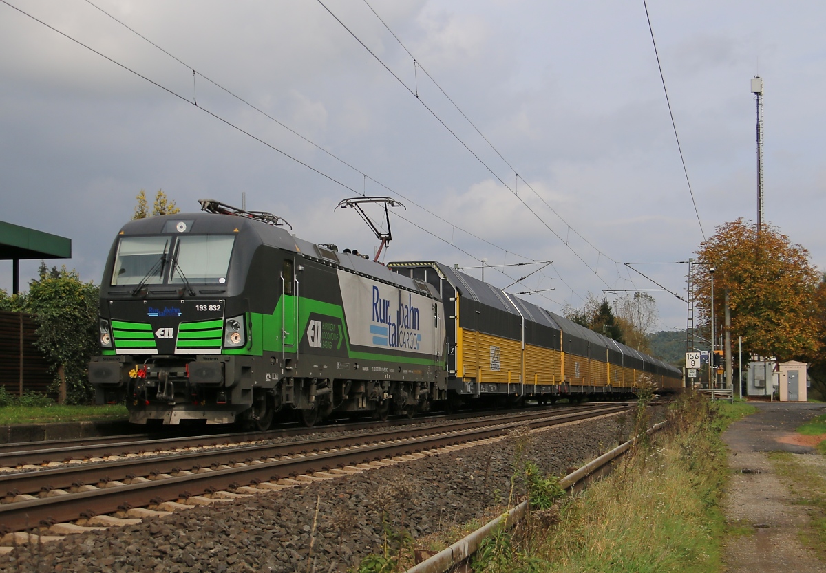ELL Lok 193 832 der Ruhrtalbahn mit geschlossenen ARS-Autotransportwagen in Fahrtrichtung Süden. Aufgenommen in Ludwigsau-Friedlos am 10.10.2014.