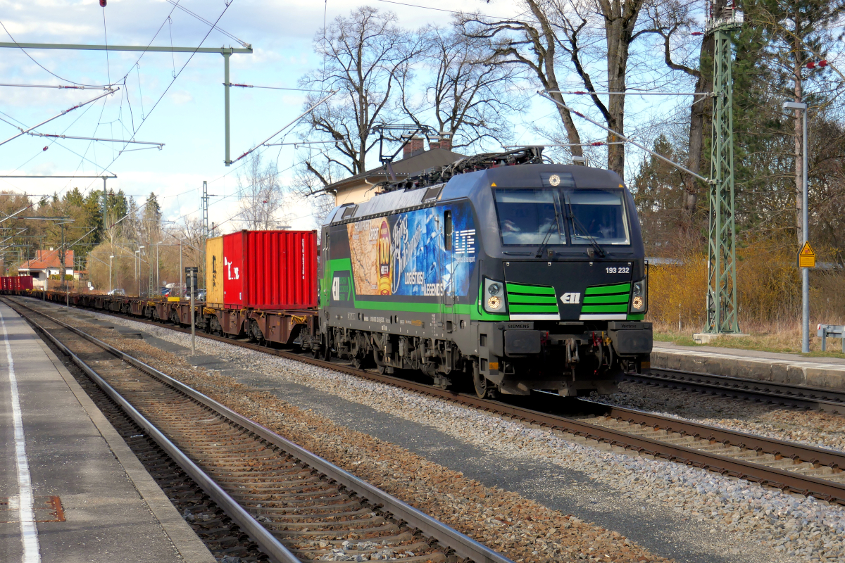 ELL-LTE Vectron 193 232, der  Flying Dutchman , durchfährt mit einem Zug des Kombiverkehrs den Bahnhof Aßling Richtung Rosenheim. 12. März 2020